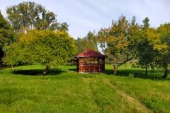 Kucharowo - drewniana altana o wymiarach 4 x 4 m wraz ze stołem i ławkami.