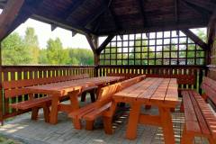Kucharowo - drewniana altana o wymiarach 4 x 4 m wraz ze stołem i ławkami.