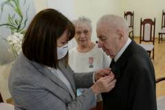 Jubileusz 50-lecia pożycia małżeńskiego Państwa Anny i Józefa Łątkowskich . Para otrzymuje od Burmistrza Bornego Sulinowa Doroty Chrzanowskiej medale za długoletnie pożycie małżeńskie, przyznane przez Prezydenta Rzeczypospolitej Polskiej.