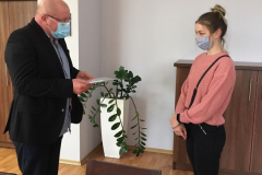 Wręczenie stypendiów motywacyjnych, ufundowanych przez Państwo Natalię i Stanisława Bartoszewicz, dla 10 uczniów z Liceum Ogólnokształcącego im. Bohaterów Oflagu II D.