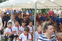 Pierwszy Memoriał im. Leszka Kapuścińskiego na stadionie w Łubowie - publiczność i młodzi zawodnicy.