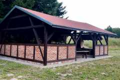 Zdjęcie-obejmuje-wiatę-zabudowaną-cegłą
