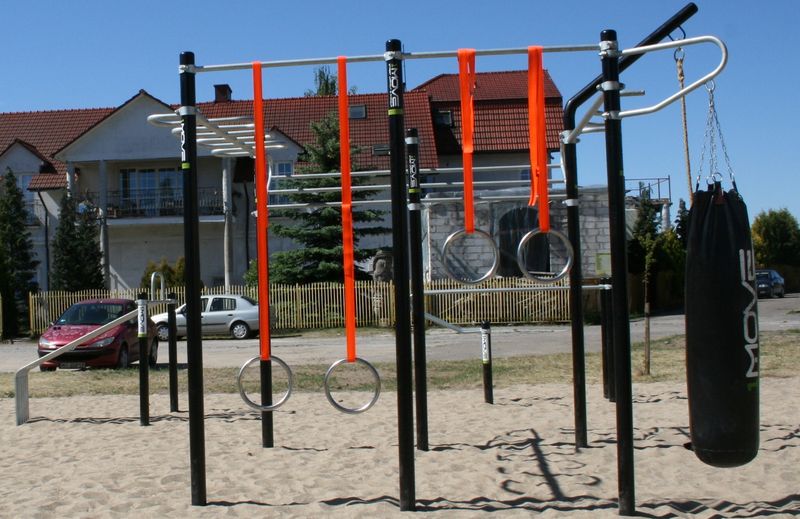 Street workout obok hali sportowej