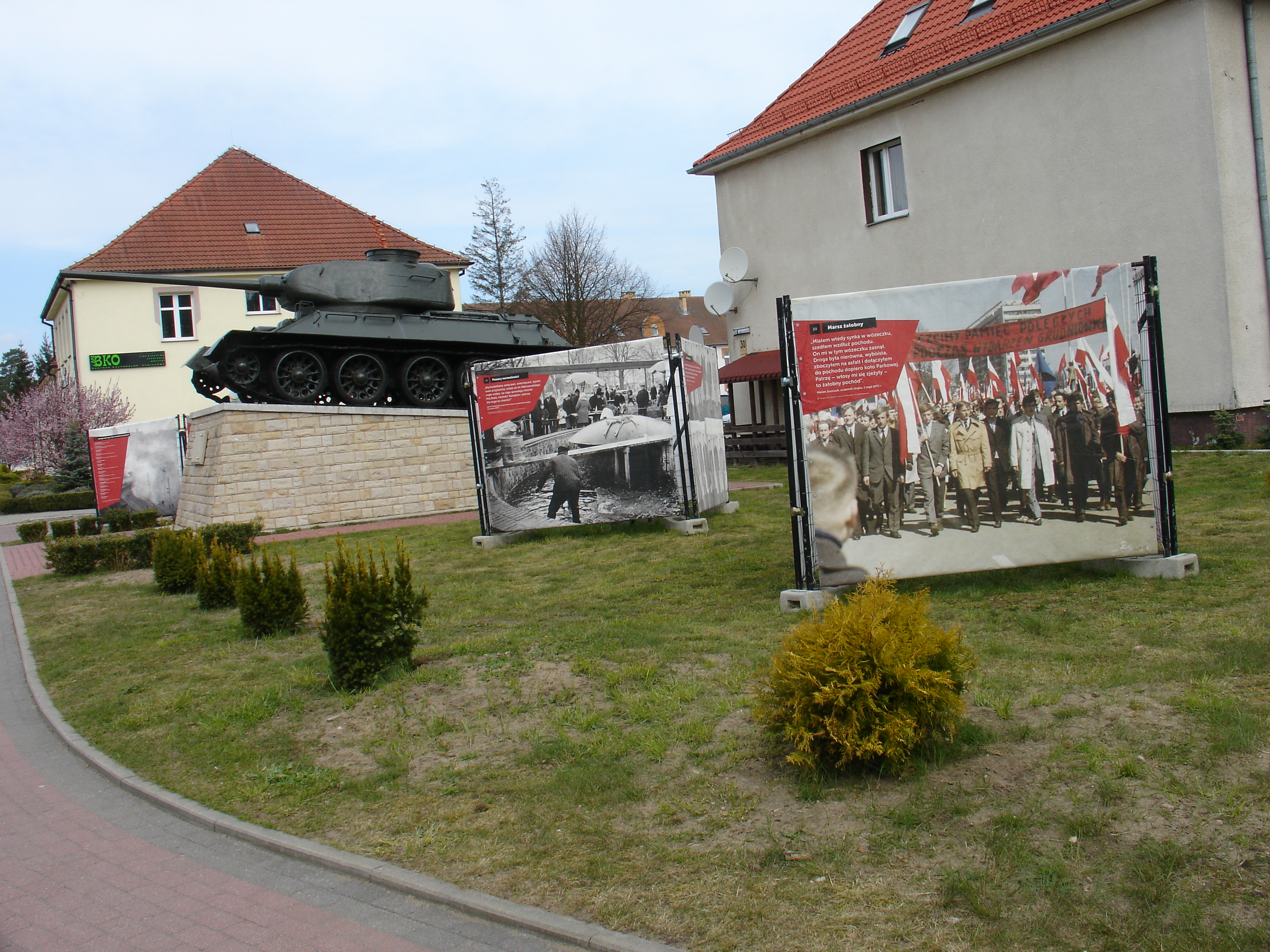 Wystawa przy borneńskim czołgu