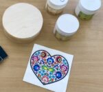 Decoupage z motywem ludowym – przedstawia Miejska Biblioteka Publiczna w Bornem Sulinowie