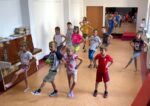 Relacja z warsztatów tanecznych dla dzieci i dorosłych w Miejskiej Bibliotece Publicznej w Bornem Sulinowie